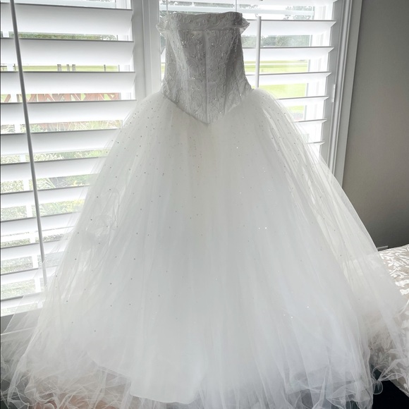 Princess style Wedding Dress - Picture 3 of 5